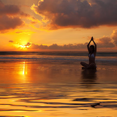 Wall Mural - silhouette of woman on the sunset