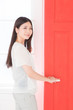 © miya227 - 赤いドアと女性