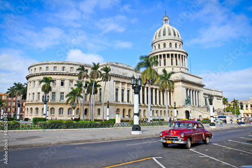 Naklejka dekoracyjna Classic cars in front of the Capitol in Havana. Cuba