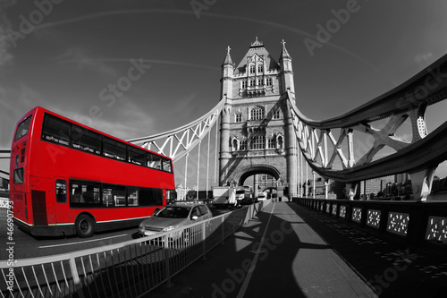 Fototapeta na wymiar Czerwony dwupiętrowy autobus na moście Tower Bridge w Londynie