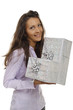 Hübsche Frau im Bürooutfit trägt zwei silberne Geschenke