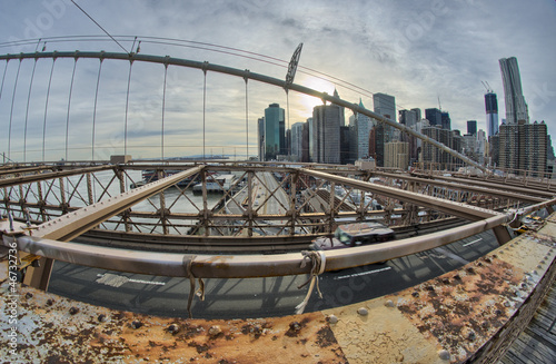detal-architektoniczny-mostu-brooklynskiego-z-panorama-manhattanu-ne