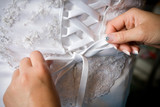 Fototapeta  - Wiązanie sukni ślubnej