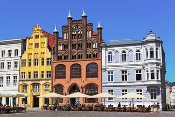 Fototapete - Stralsund, Sanierte Altbauten am Marktplatz