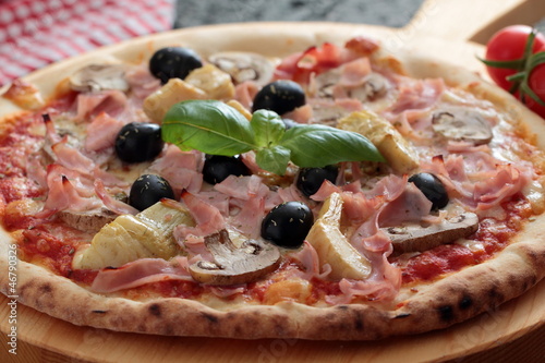 Valokuva pizza capricciosa olive carciofi prosciutto