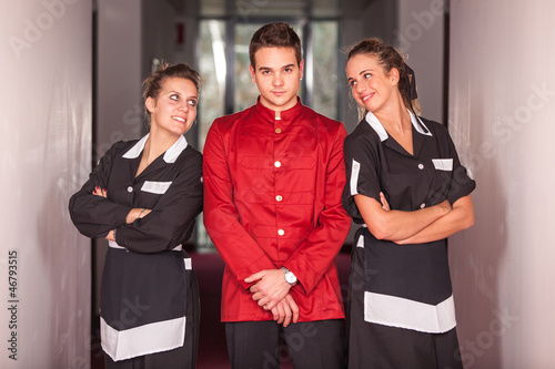 Cuadros en Lienzo Bellboy with Two Beautiful Chambermaids