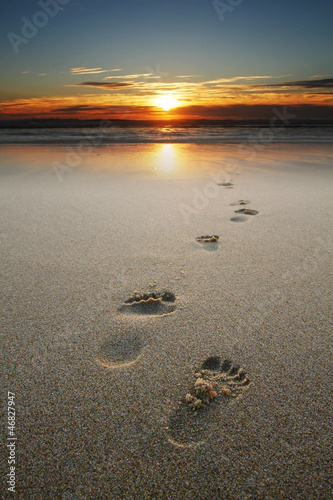 Naklejka na kafelki footprints in sand at beach