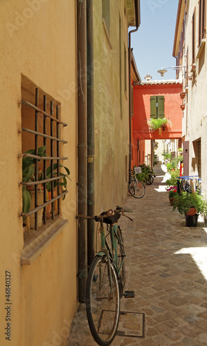 Naklejka na szybę narrow street in San Giovanni in Marignano village