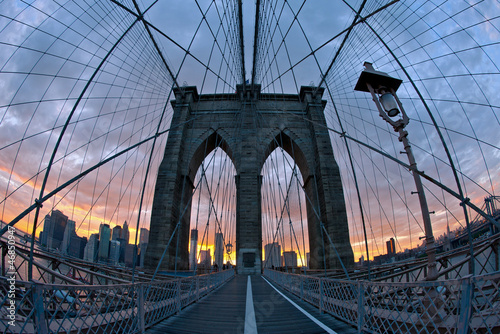 Plakat na zamówienie Brooklyn Bridge in New York at dusk.