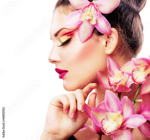 portret-piekna-piekna-stylowa-dziewczyna-z-orchidea-kwiat