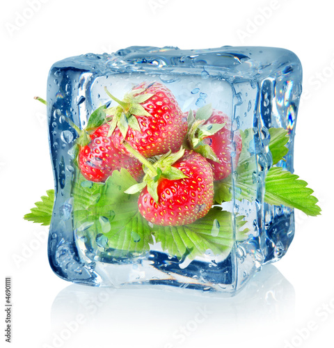 Obraz w ramie Ice cube and strawberry isolated