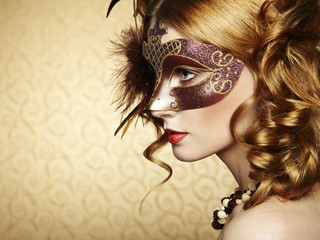 Canvas Print - Beautiful young woman in brown mysterious venetian mask