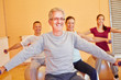 © Robert Kneschke - Lachender Senior beim Fitnesstraining