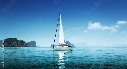 Foto-Doppelrollo - yacht and blue water ocean (von Iakov Kalinin)