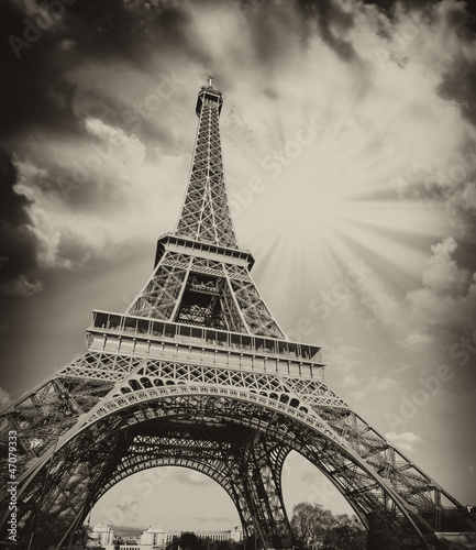 Obraz w ramie Dramatic view of Eiffel Tower with Sky on Background