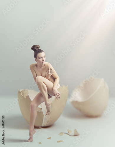 Foto-Kissen - Young beauty in eggshell (von konradbak)