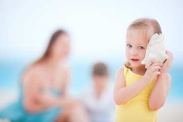 Canvas Print - Little girl with a seashell