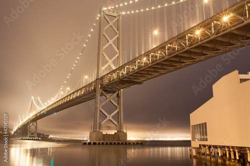 brzask-z-mglisty-nocnym-niebie-w-bay-bridge-san-francisco