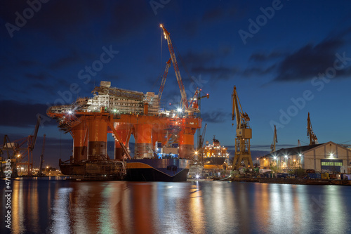 Naklejka na szybę Repair of the oil rig in the shipyard.