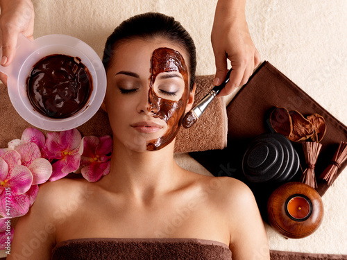 Obraz na plátně Spa terapie pro ženy přijímající kosmetické masky