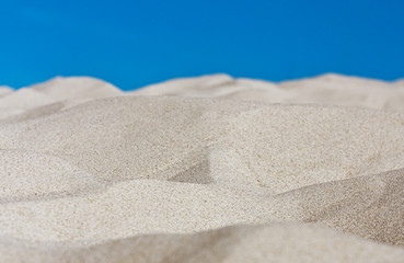 Wall Mural - Sandstrand mit blauem Himmel | feiner Sand am Strand