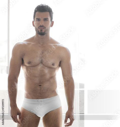 Foto-Kissen - Sexy young male muscular model in white underwear (von CURAphotography)