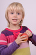 © photo 5000 - kind mit apfel
