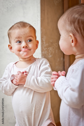 Nowoczesny obraz na płótnie Baby standing against the mirror