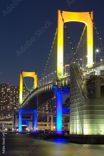 teczy-most-od-odaiba-tokio-japonia