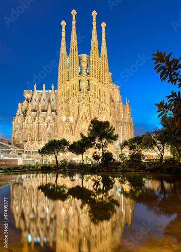 Obraz w ramie Sagrada Familia at night, Barcelona