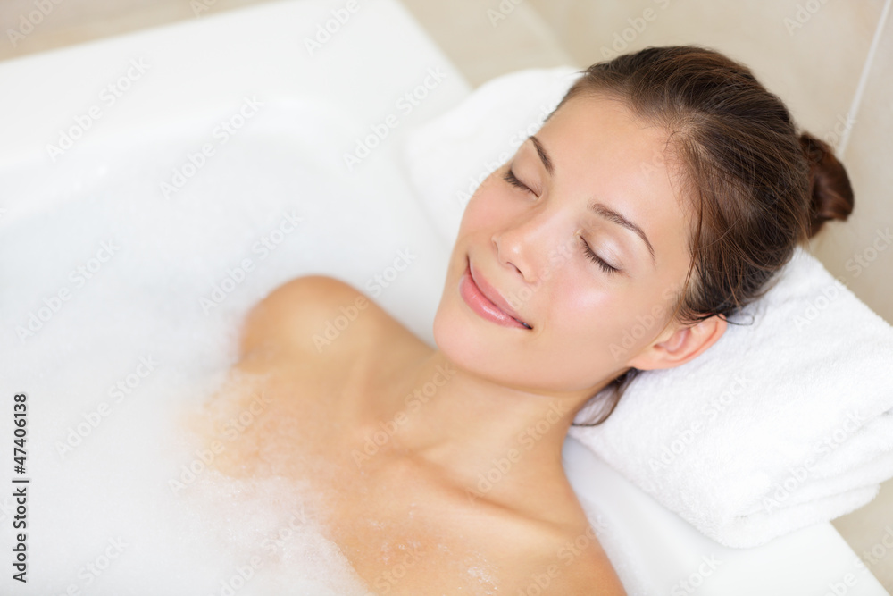 Bathing woman relaxing in bath - obrazy, fototapety, plakaty 