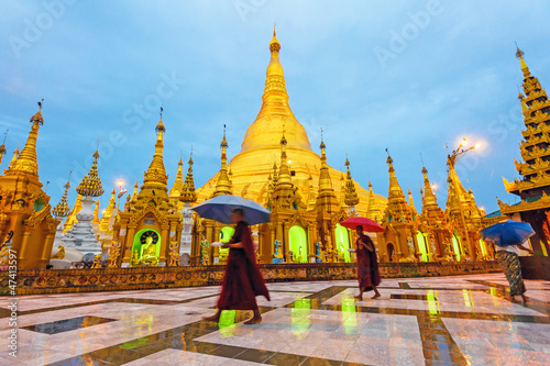 Fotografie, Obraz Shwedagon Pagoda at early morning in Yangon, Myanmar.