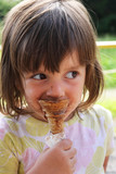 Dziewczynka je czekoladowe lody