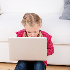 Poster - mädchen schaut konzentriert auf laptop