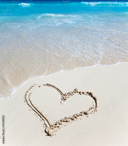 Foto-Kissen - heart- a picture on sand (von Konstantin Kulikov)