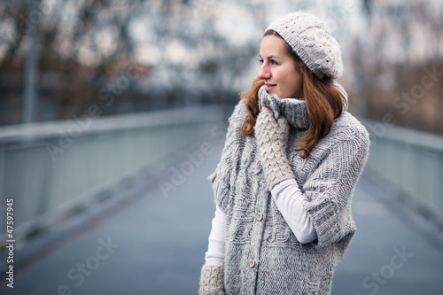 Fotomural Autumn portrait: young woman dressed in a warm woolen cardigan