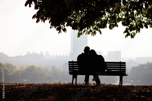Foto-Kissen - love couple sitting on bench (von aerogondo)