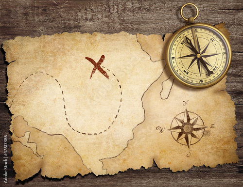 Nowoczesny obraz na płótnie aged brass antique nautical compass on table with old treasure m