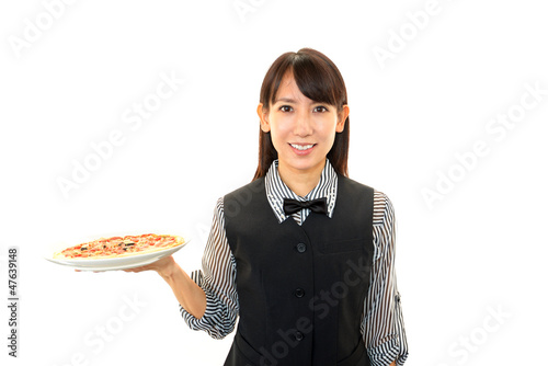 料理を運ぶ笑顔のウエイトレス Stock Photo Adobe Stock 料理を運ぶ笑顔のウエイトレス Stock Photo Adobe Stock