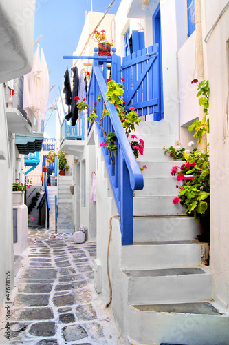 Naklejka na szybę Beautiful whitewashed street in the old town of Mykonos, Greece