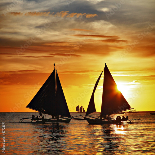 Nowoczesny obraz na płótnie sailing on sunset. Boracay island,Philippines