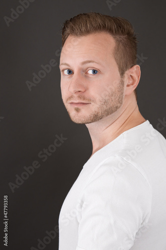 Schöner junger Mann mit blauen Augen - kaufen Sie dieses Schöner junger Mann mit blauen Augen - kaufen Sie dieses