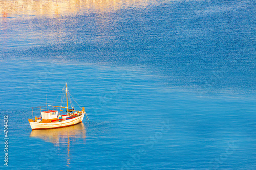 Obraz w ramie White Boat at dawn, Santorini island Greece