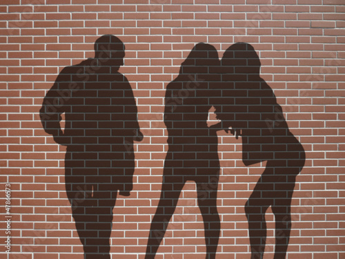 Fotografía ombres 1 homme 2 femmes sur mur de briques