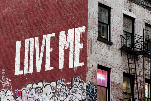 Plakat na zamówienie New York LOVE ME painting on Manhattan building