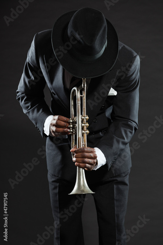 Cuadros en Lienzo Black american jazz trumpet player. Vintage. Studio shot.