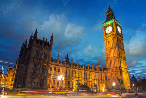 big-ben-i-izba-parlamentu-o-zmierzchu