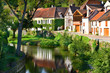 Dorf am Fluss, Burgund, Frankreich