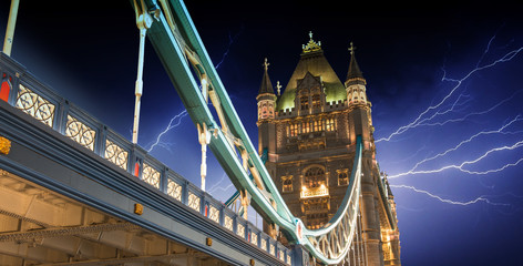 Canvas Print - Storm over Tower Bridge at night - London