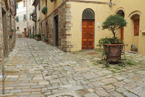 Naklejka - mata magnetyczna na lodówkę narrow italian street and small patio in tuscan village